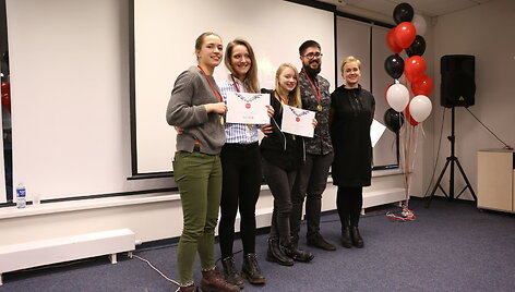 Įrenginį-treniruoklį patobulinusių studentų komanda