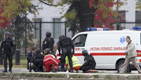Sarajeve islamistas ap&scaron;audė JAV ambasadą ir buvo nukautas