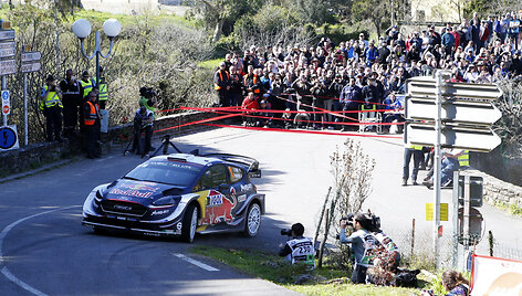 Sebastian Ogier su &scaron;turmanu Julienu Ingrassia (Ford Fiesta WRC) Korsikos ralyje 