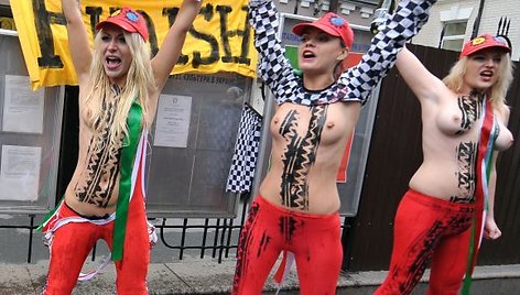 „Femen“ aktyvistės Silvio Berlusconi išlydėjo nuogomis krūtinėmis