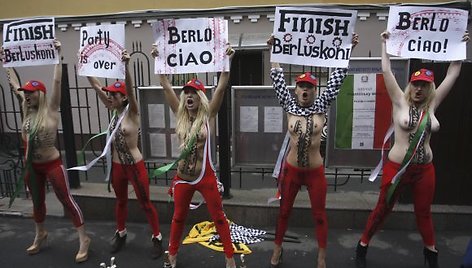 „Femen“ aktyvistės Silvio Berlusconi išlydėjo nuogomis krūtinėmis