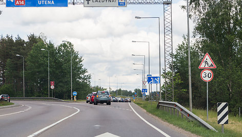 Laikini greitį ribojantys ženklai Oslo gatvėje, važiuojant nuo Gariūnų Vilniuje