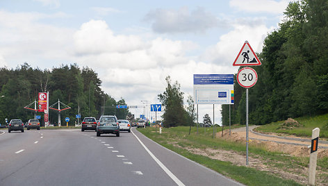 Laikini greitį ribojantys ženklai Oslo gatvėje, važiuojant nuo Gariūnų Vilniuje