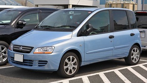 2004 metais Fiat Multipla buvo atnaujinta ir neteko kontroversiško dizaino bruožų. (Tennen-Gas, Wikimedia(CC BY-SA 3.0)
