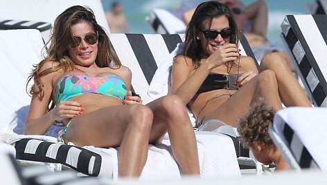 Dvi nimfos: Aida Yespica (margas kostiumėlis) ir Claudia Galanti (vienspalvis kostiumėlis)