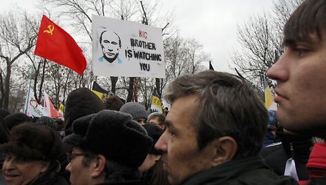 I&scaron;radingiausi demonstrantų plakatai ir kaukės