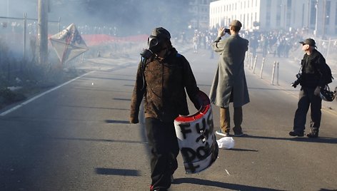 Oklande protestuotojai susigrūmė su policija.