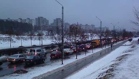 Dėl nutrūkusių laidų daugybė Justiniškėse gyvenančių vilniečių šiandien vėlavo į darbą.