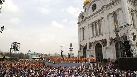Maskvoje maldomis mėginta pataisyti &bdquo;Pussy Riot&ldquo; merginas.