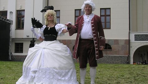 Pakruoji&scaron;kė Dolija Kubilickienė puo&scaron;nius apdarus siuvosi pati, nuomojo tik vėduoklę ir peruką, &scaron;alia &ndash; Algirdas Beniu&scaron;is.