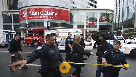 Toronto policija dirba nusikaltimo vietoje.