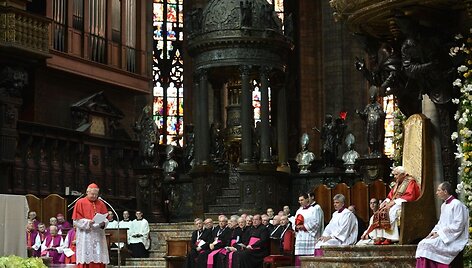 Popiežius Benediktas XVI (sėdi soste) per Pasaulinį &scaron;eimų susitikimą Milano katedroje