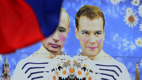 Homoseksualistai Berlyne ne&scaron;ė retu&scaron;uotus Vladimiro Putino ir Dmitrijaus Medvedevo portretus.