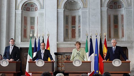 Iš kairės: Ispanijos premjeras Mariano Rajoy, Prancūzijos prezidentas Francois Hollande'as, Vokietijos kanclerė Angela Merkel ir Italijos premjeras Mario Monti