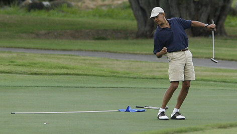 Barackas Obama žaidžia golfą.