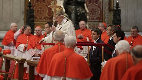 Popiežius Benediktas XVI su kardinolais