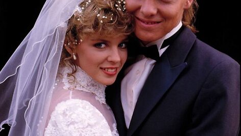 Kylie Minogue ir Jasonas Donovanas (kadras i&scaron; serialo &bdquo;Kaimynai&ldquo;)