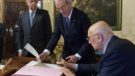 Italijos prezidentas Giorgio Napolitano (de&scaron;inėje) paleido &scaron;alies parlamentą.