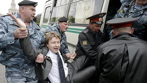 Milicija sulaiko Rusijos gėjų teisių aktyvistą Nikolajų Aleksejevą.