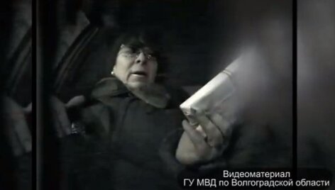 Policijos vaizdo įra&scaron;e užfiksuota, kaip Liubovė Osipova tariamiems nusikaltimo vykdytojams perduoda avansą ir ai&scaron;kina, ką jie turės padaryti.