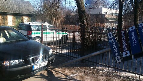 &bdquo;Volvo&ldquo; nuvertė informacinį ženklą.