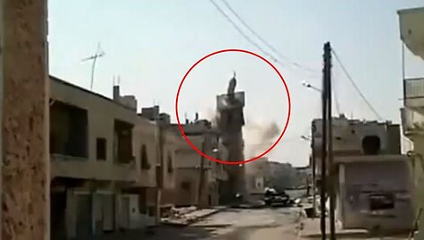 Griūvantis Omaro mečetės minaretas