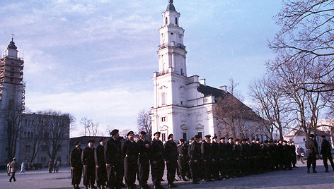 Rikiuotė prie Kauno rotušės (1991 m.)