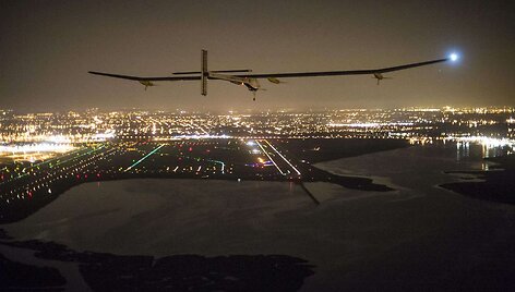 Saulės energija varomas lėktuvas &bdquo;Solar Impulse&ldquo; artėja prie Johno F.Kennedy oro uosto Niujorke.