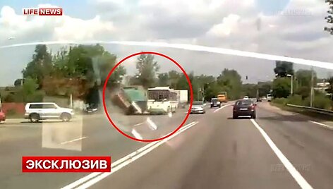 Po akimirkos sunkvežimis rėžėsi į autobusą.