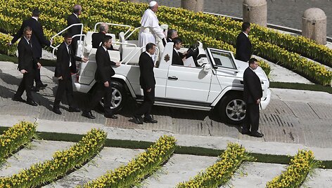 Popiežius Pranci&scaron;kus atvirame visureigyje