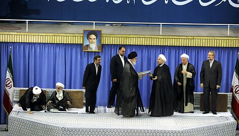 Hassanas Rouhani (trečias i&scaron; de&scaron;inės) priėmė Irano prezidento įgaliojimus i&scaron; auk&scaron;čiausiojo &scaron;alies vadovo ajatolos Ali Khamenei rankų.