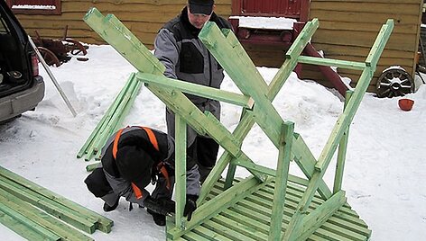 Ant specialių platformų užkeliami gandralizdžiai.