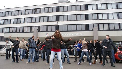 Studentai neįprastu būdu reklamavo savo renginį &bdquo;Barų vakaras&ldquo;.