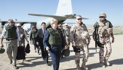 Dalia Grybauskaitė su Lietuvos kariais.