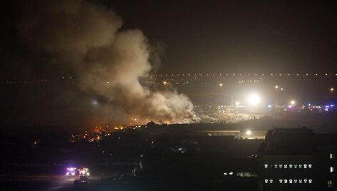 Lėktuvo avarijos vietoje kilo gaisras.