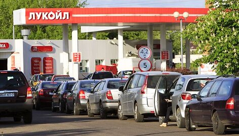 Baltarusiai kantriai laukia eilėje prie degalinės.