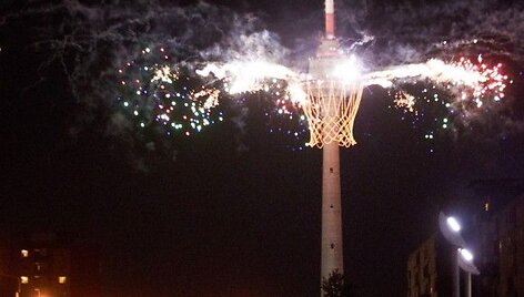Vilniaus televizijos bok&scaron;tas pasipuo&scaron;ė milžini&scaron;ku krep&scaron;iu.