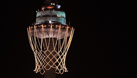 Vilniaus televizijos bok&scaron;tas pasipuo&scaron;ė milžini&scaron;ku krep&scaron;iu.