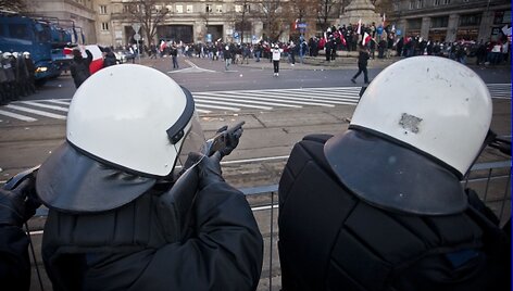 Lenkijos policija guminėmis kulkomis užtaisytais ginklais taikosi į riau&scaron;ininkus.