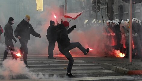 Demonstrantai pyktį nukreipė į policininkus.