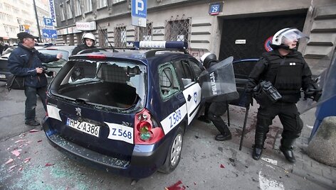 Riau&scaron;ininkai nuniokojo policijos automobilį.