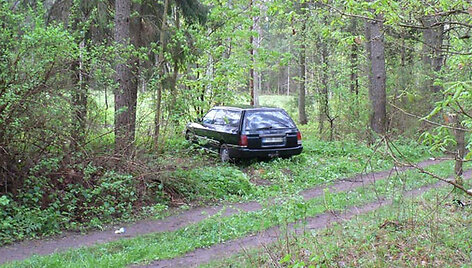 Mi&scaron;ke paliktas automobilis