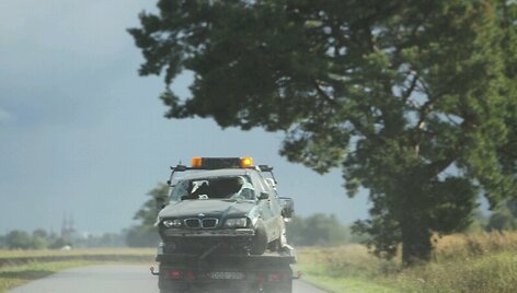 Automobilis i&scaron;vežamas i&scaron; avarijos vietos