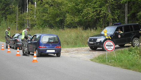 Pasieniečiai tikrina automobilius