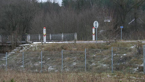 Kontrabandininkai cigaretes per tvorą permetė tiksliai &scaron;ioje vietoje