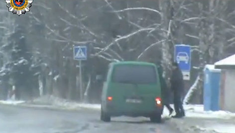 Nelegaliai keleivius vežantis autobusiukas