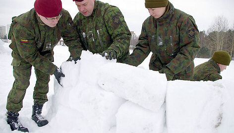 Savanoriai mokosi statyti eskimų namus