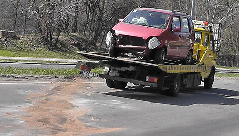 I&scaron; avarijos vietos Vilniuje, T.Narbuto g., i&scaron;vežamas automobilis &bdquo;Opel&ldquo;