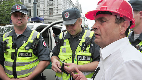 Petras Gražulis bendrauja su policijos pareigūnais