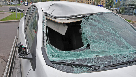 Automobilis &bdquo;Renault Megane&ldquo; po susidūrimo su briedžiu